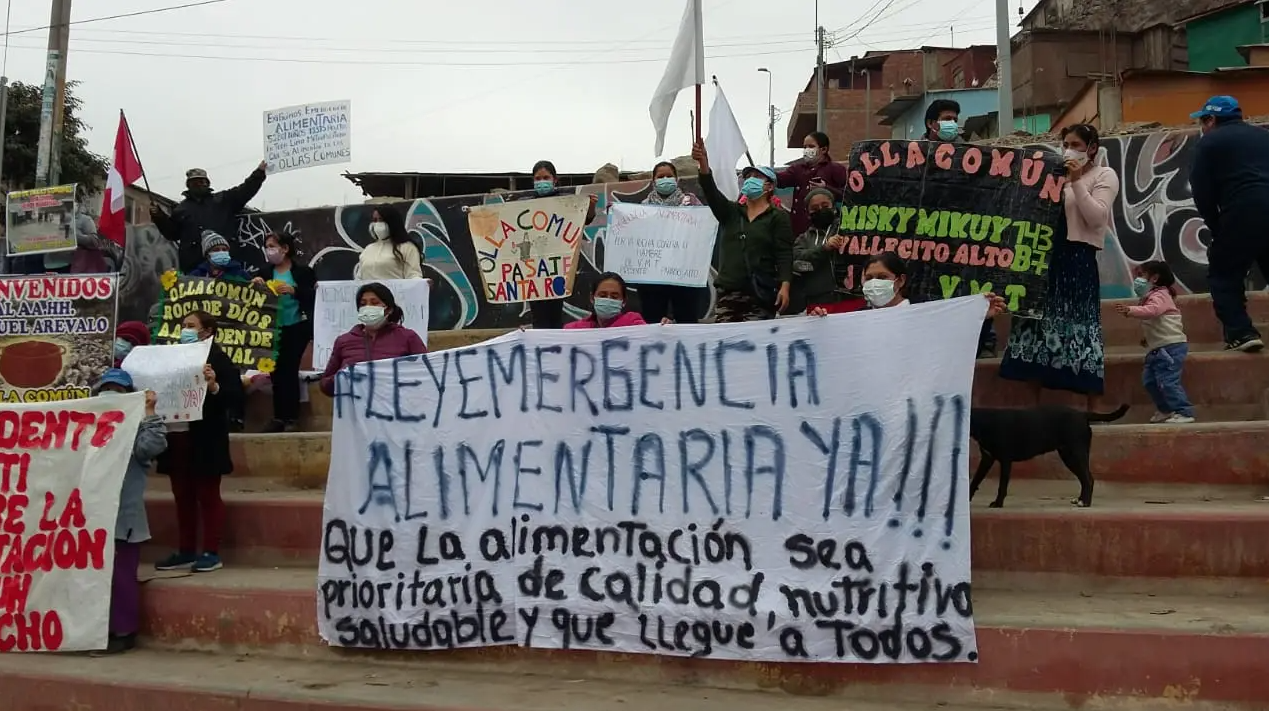  Ollas comunes de Villa María del Triunfo y San Juan de Miraflores realizaron un plantón en el Estadio Ollantay de Villa María para exigir la declaratoria de la emergencia alimentaria. Foto: Manos Solidarias Perú 